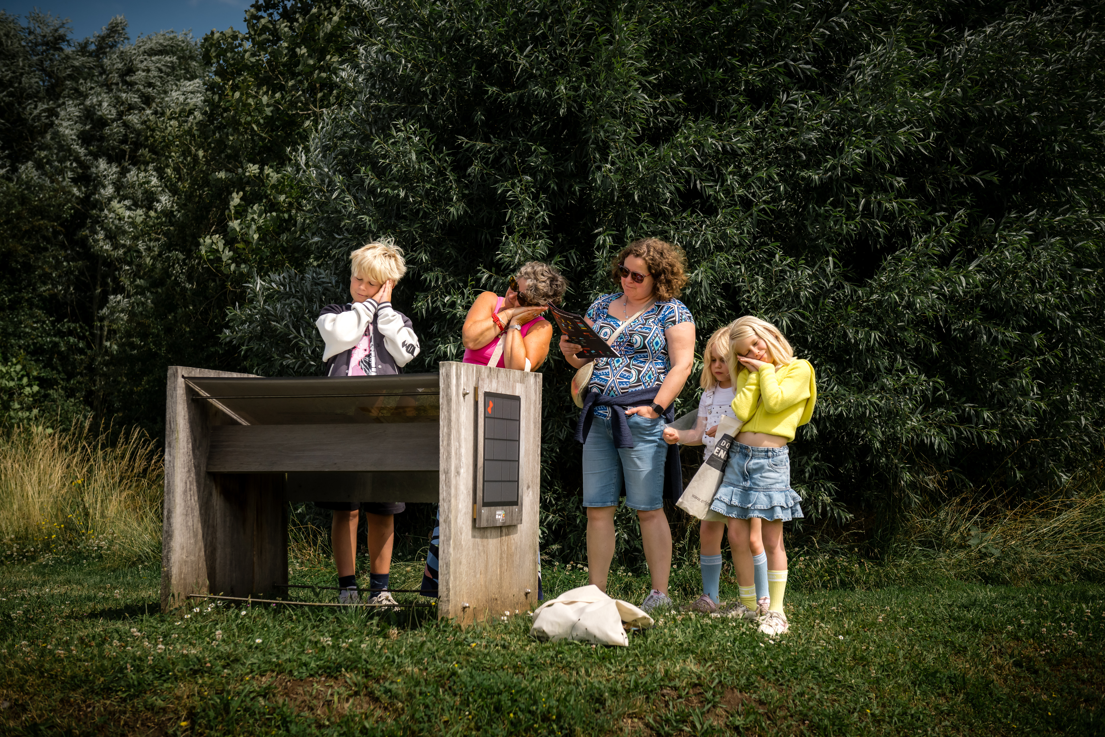 Gezin aan infobord in archeopark