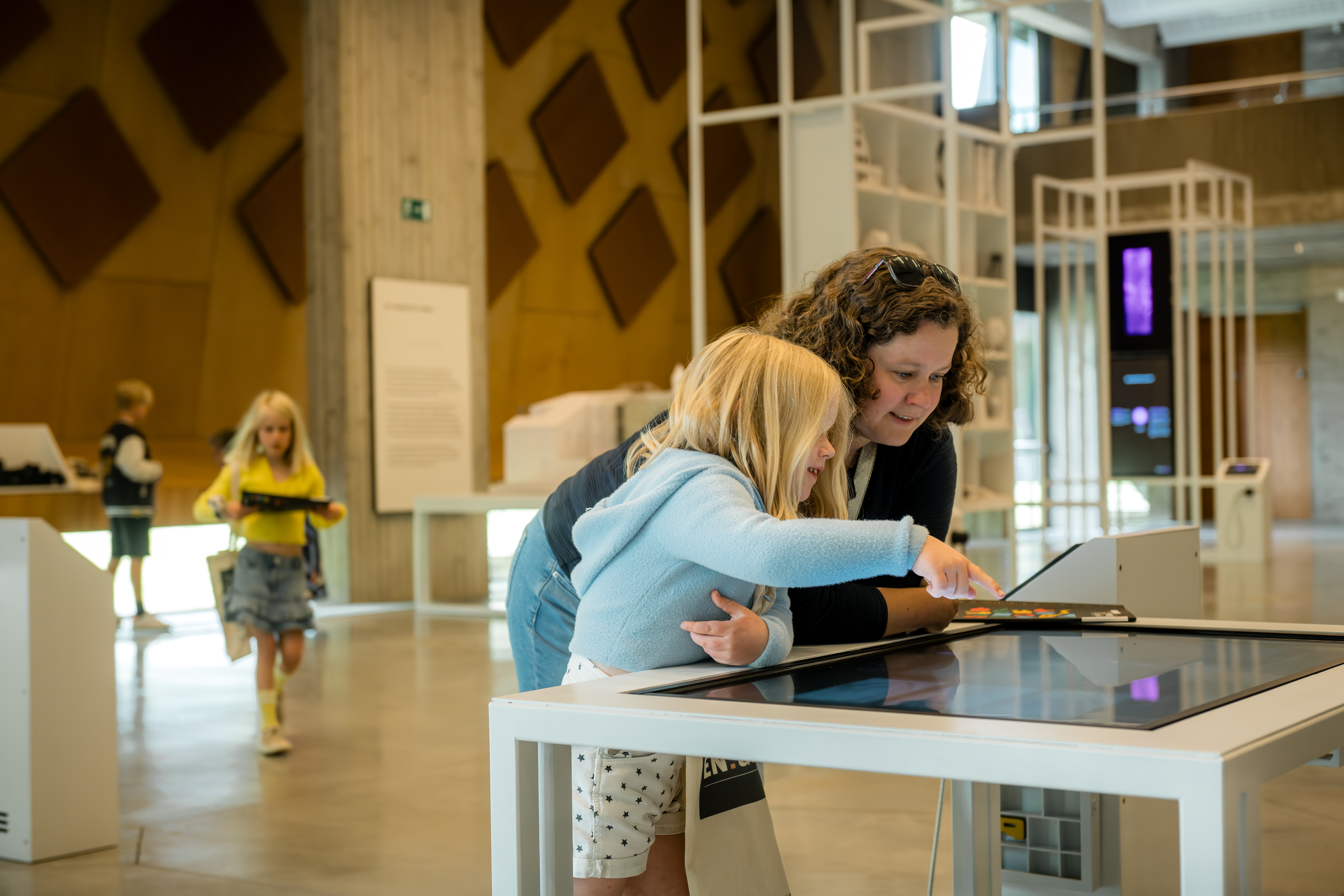 mama en dochter kijken naar tentoonstelling