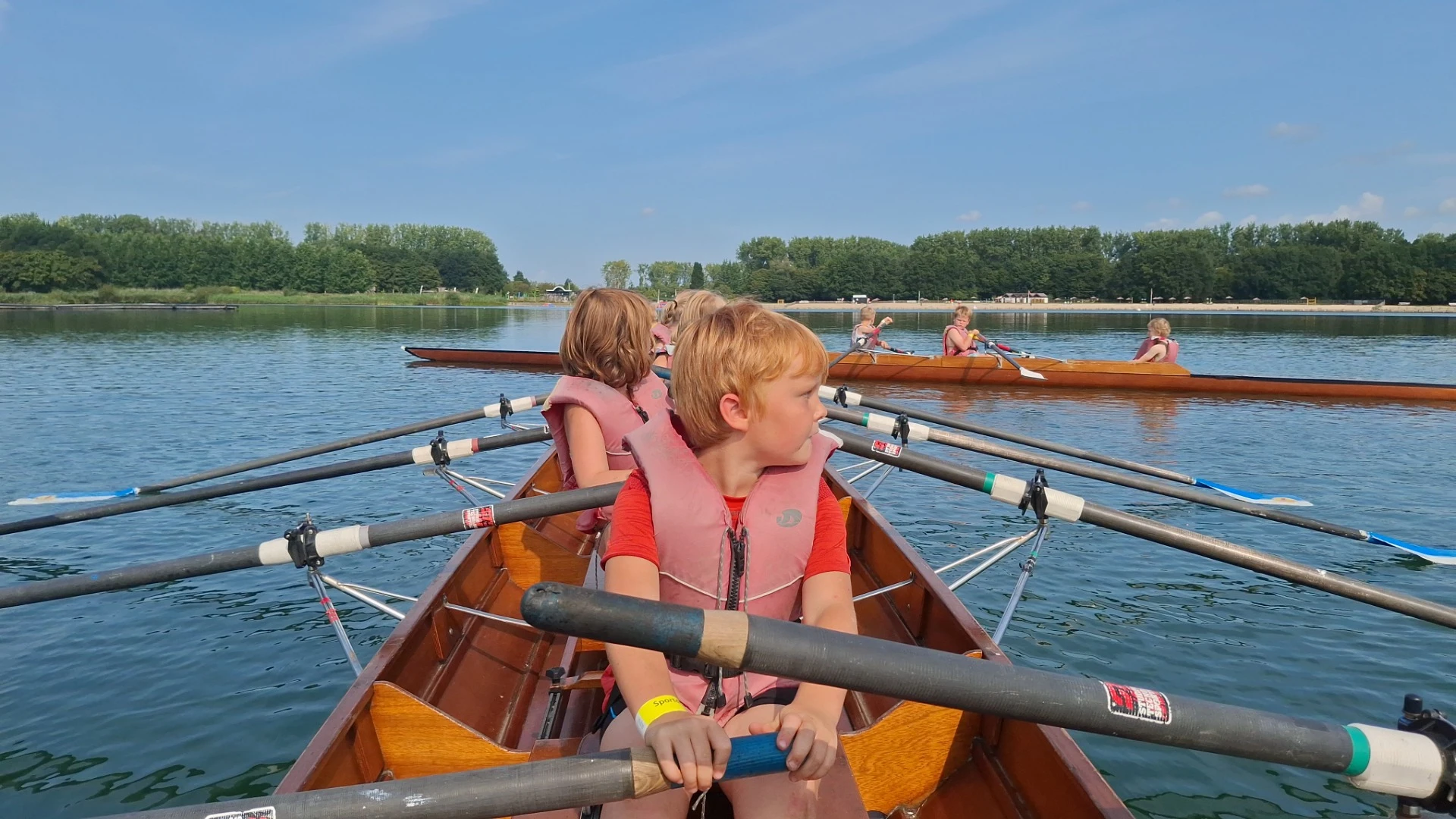 Kinderen in een roeiboot van Roeiteam Scheldeland