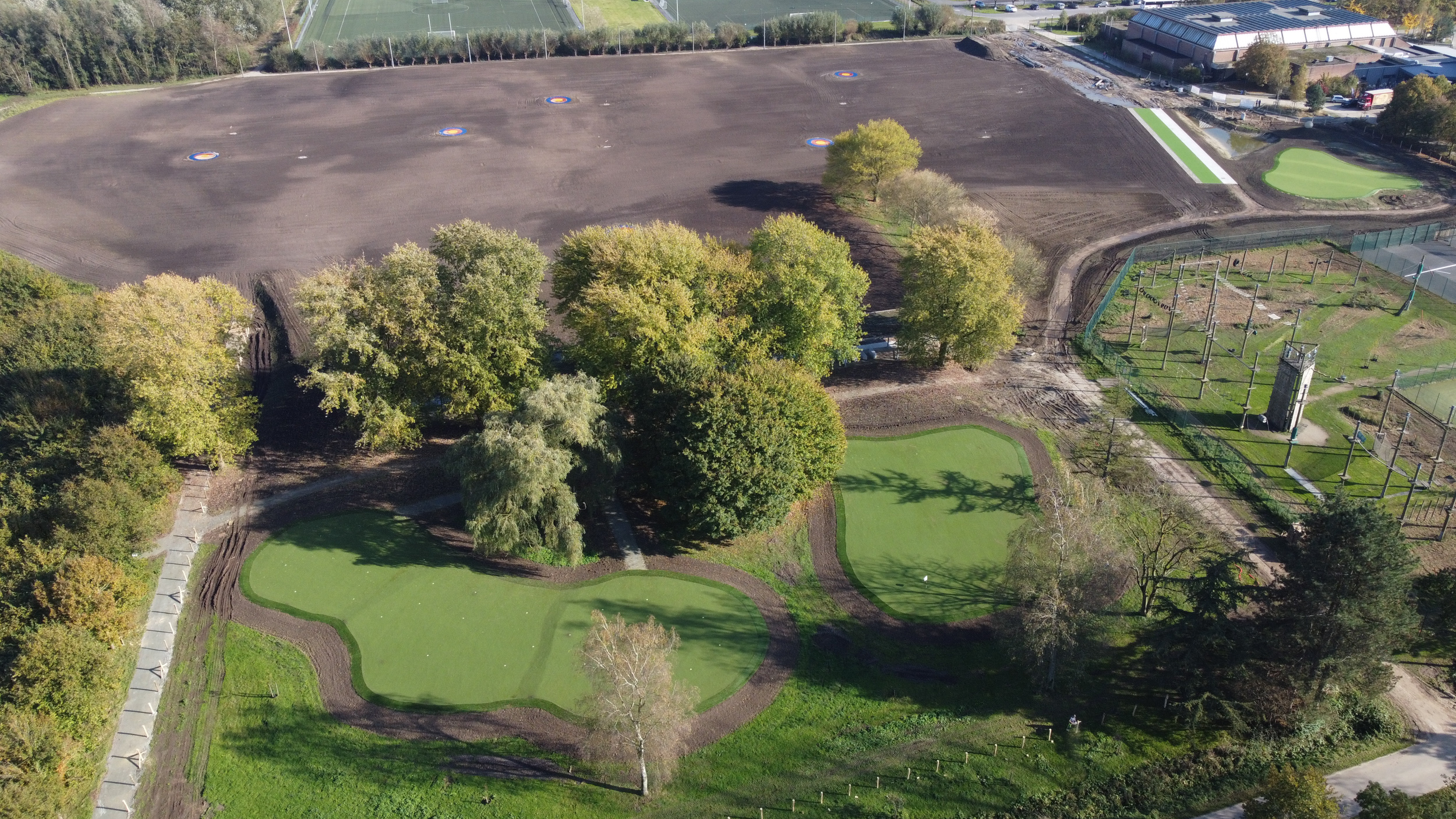 dronefoto van de aanleg van een nieuwe driving range en oefenzones