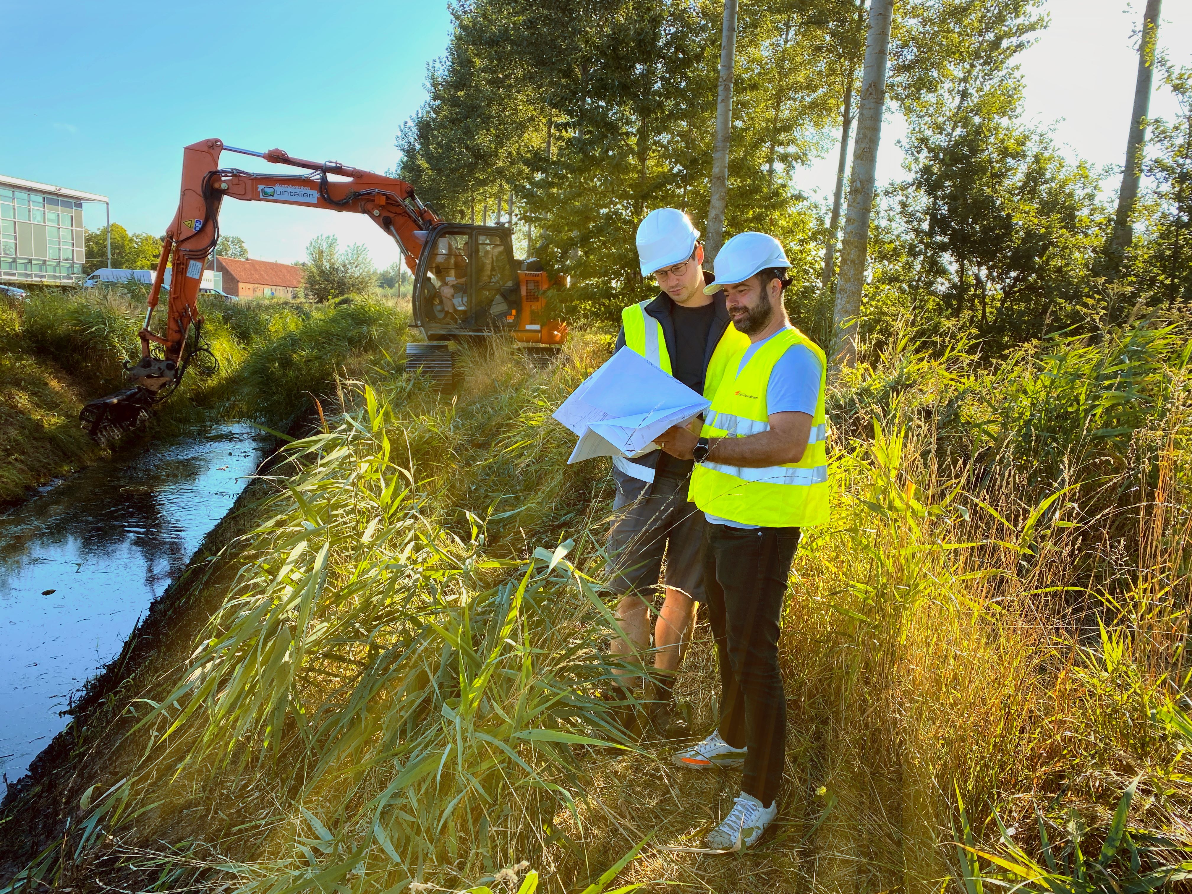 collega's dienst integraal waterbeleid aan het werk