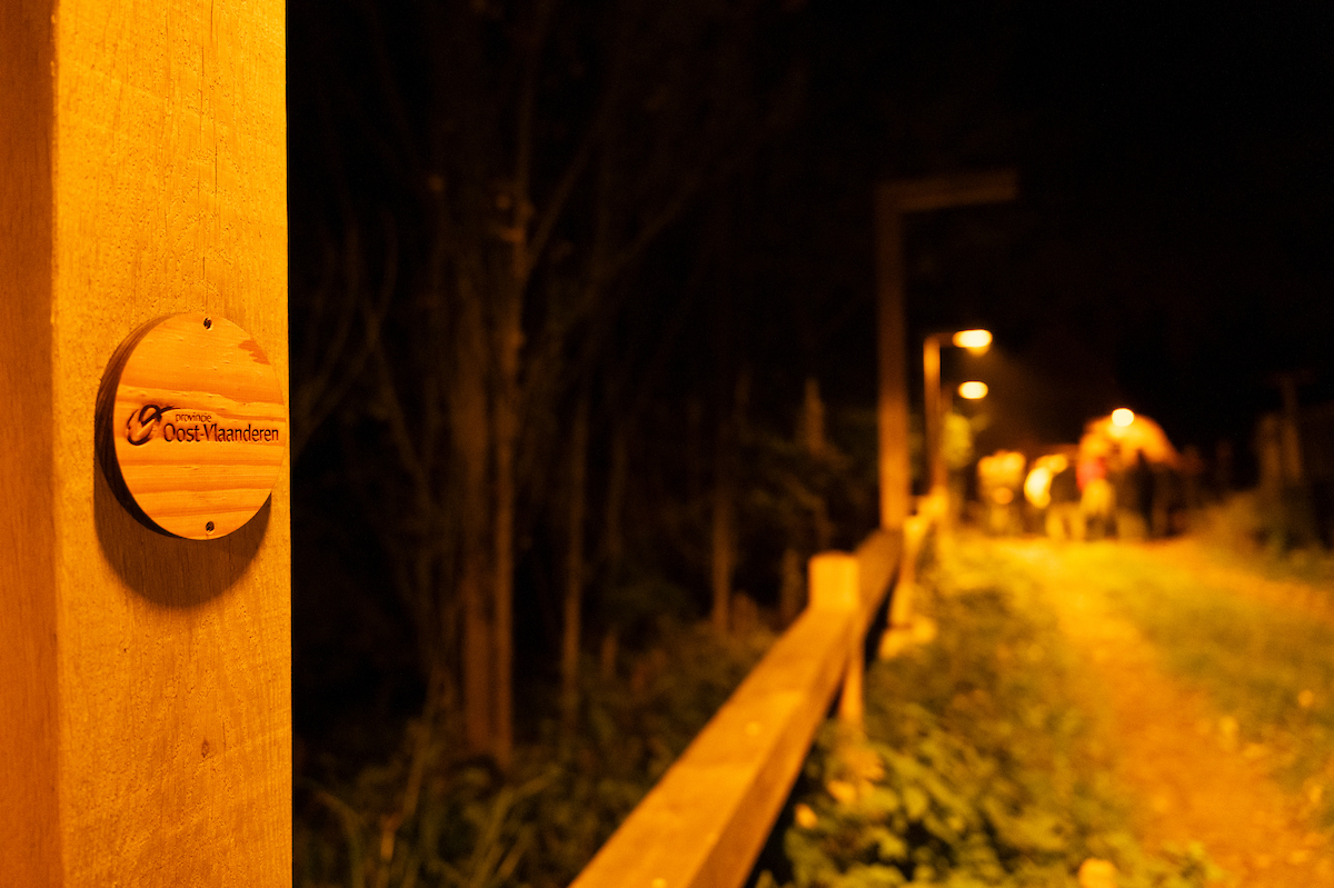 Een voorbeeld van aangepaste verlichting in een warm kleur