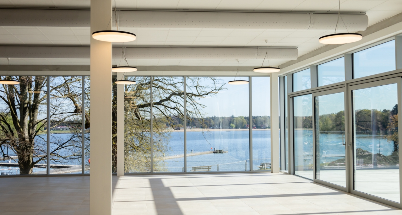 zicht vanuit de nieuwe brasserie over de vijver