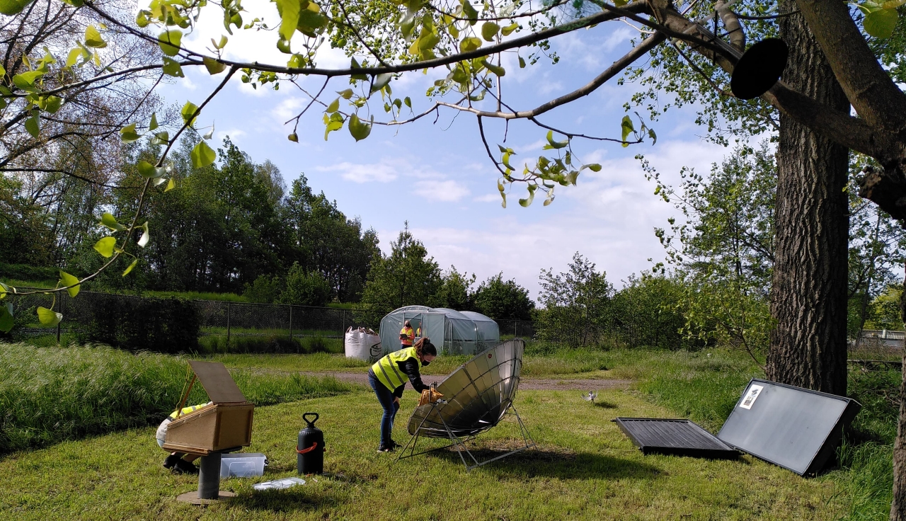kinderen doen doe-opdracht met begeleider op de zonneberg