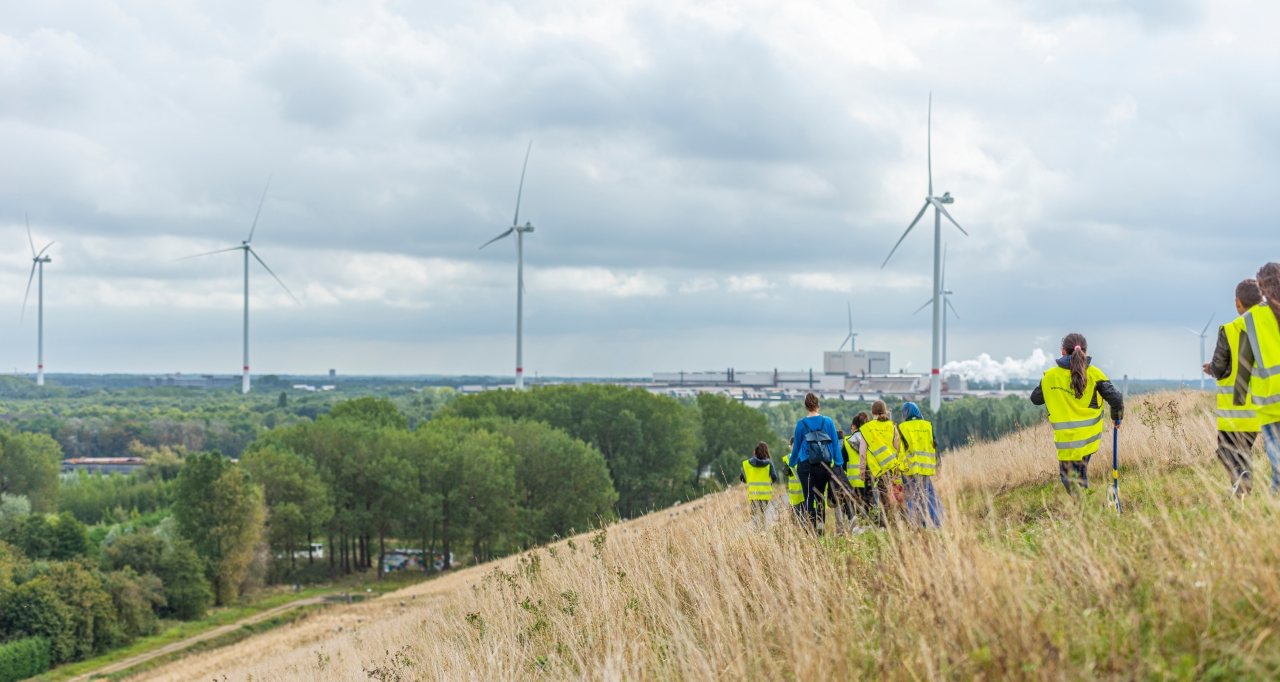 kinderen doen doe-opdracht met begeleider op de zonneberg