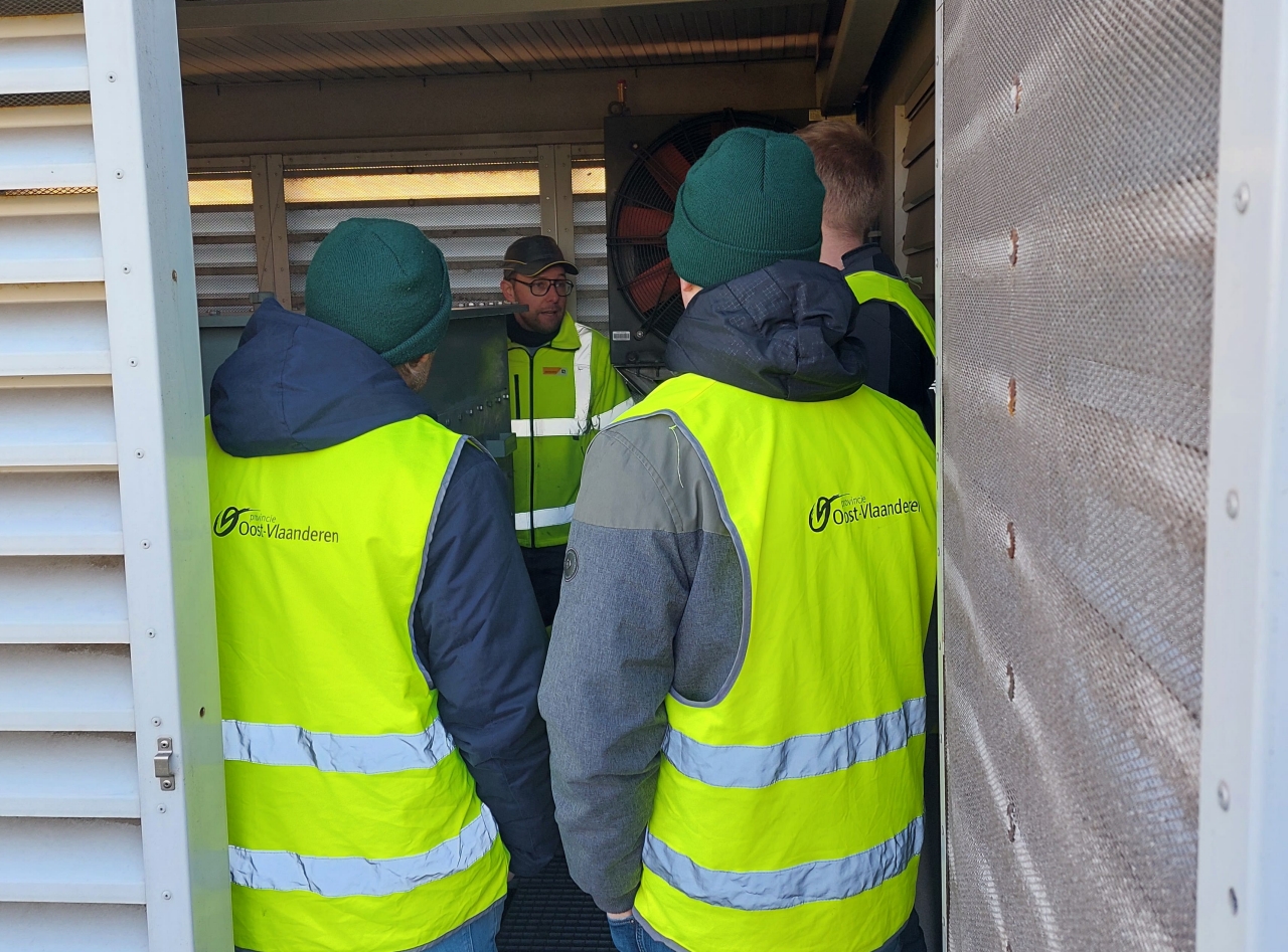 deelnemers krijgen uitleg over de technische installatie