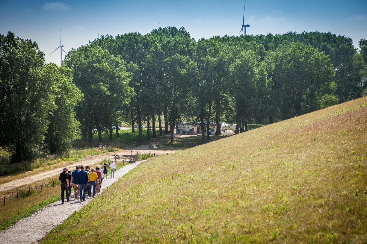 deelnemers bewandelen de zonneberg