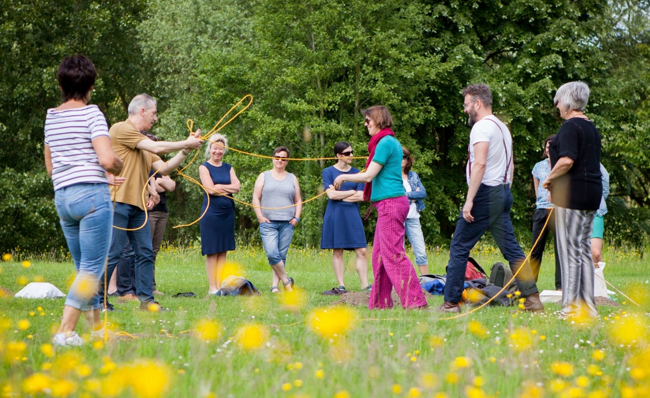 leerkrachten volgen een workshop outdoor education op een klimaatgezonde speelplaats