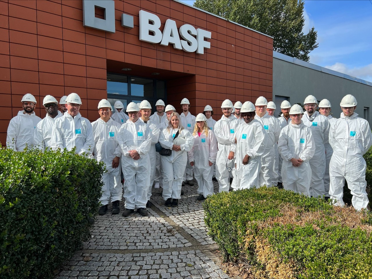 Cursisten op bedrijfsbezoek bij BASF. 
