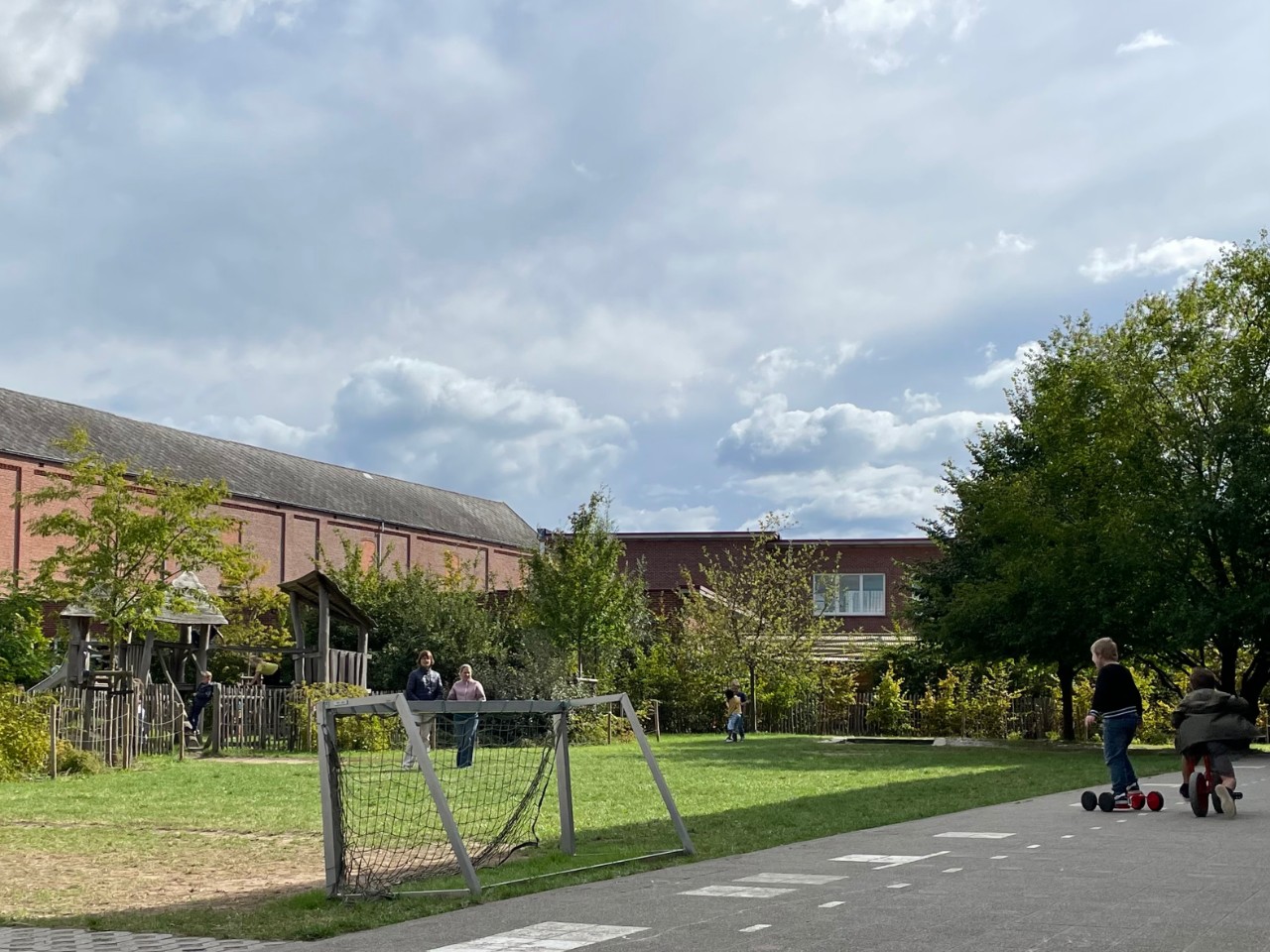 Groene speelplaats van Kiempunt campus Buggenhout met voetbalgoal