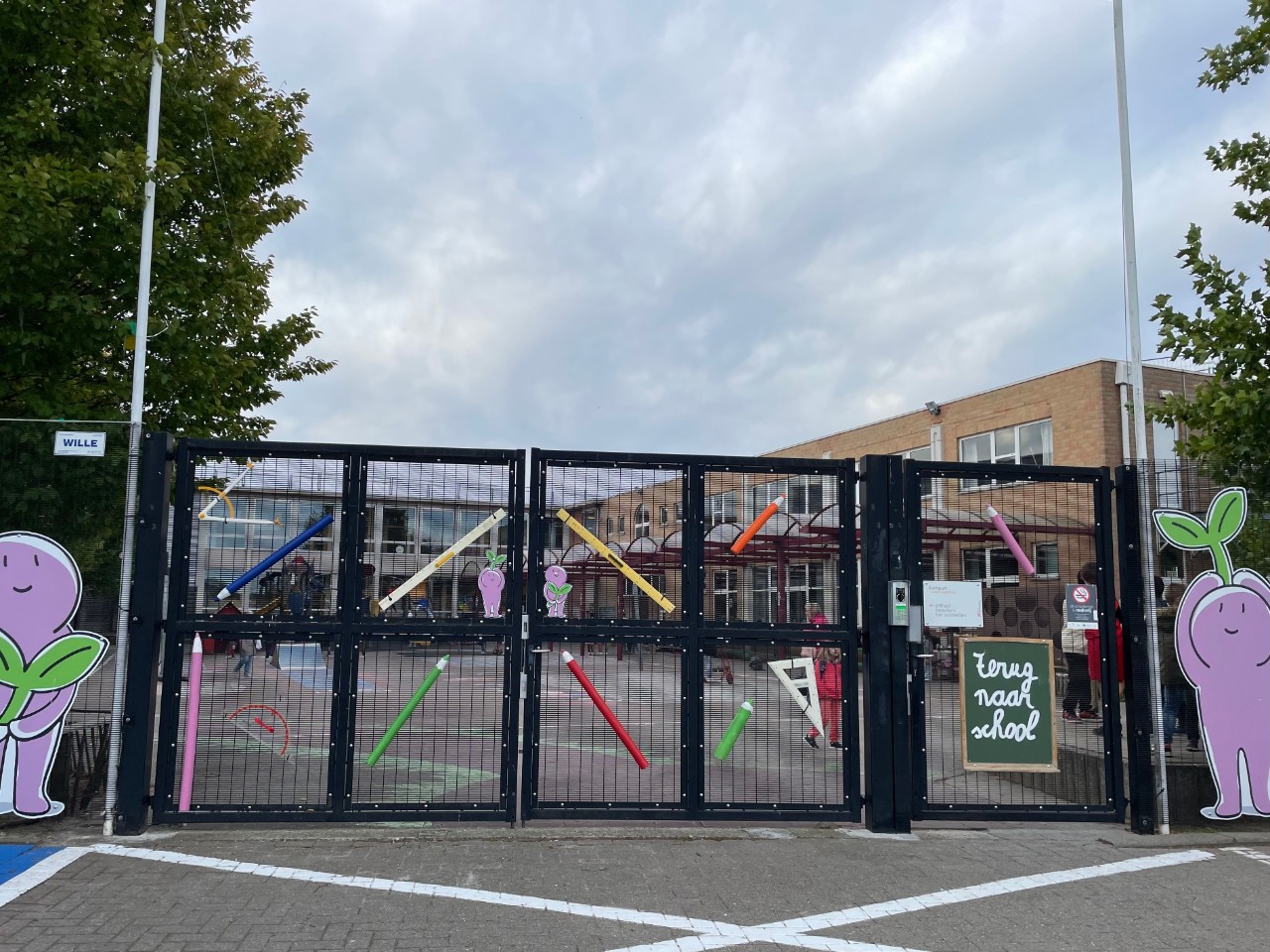 hoofdingang van Kiempunt vampus Buggenhout met schoolpoort