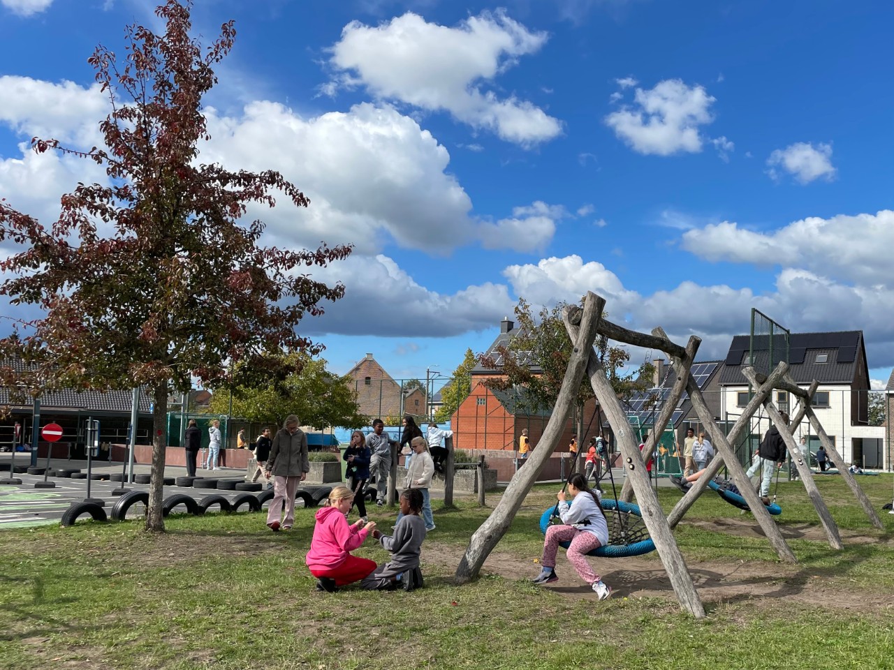 Leerlingen op de blauwe speelplaats van Kiempunt campus Buggenhout