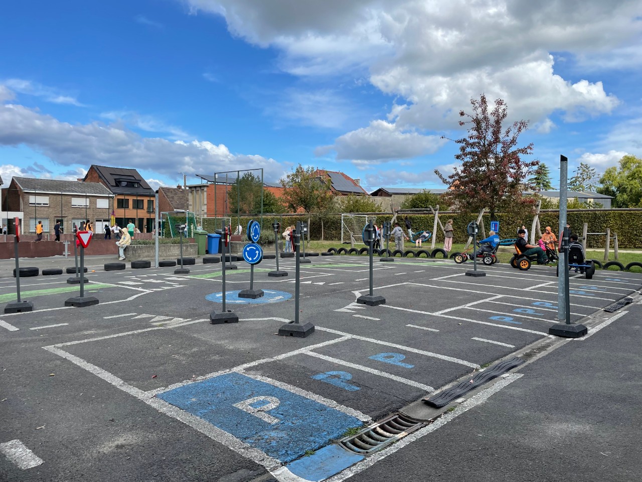 Verkeerssignalisatie op de blauwe speelplaats van Kiempunt campus Buggenhout