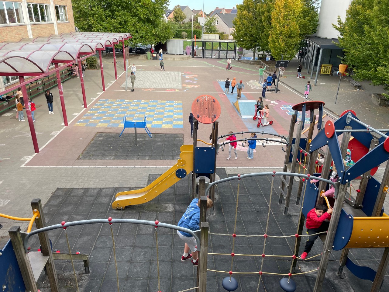 rode speelplaats van Kiempunt campus Buggenhout met speeltoestellen