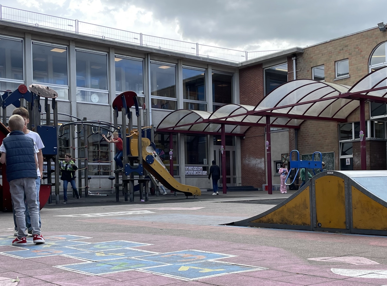 Rode speelplaats van Kiempunt campus Buggenhout met afdak