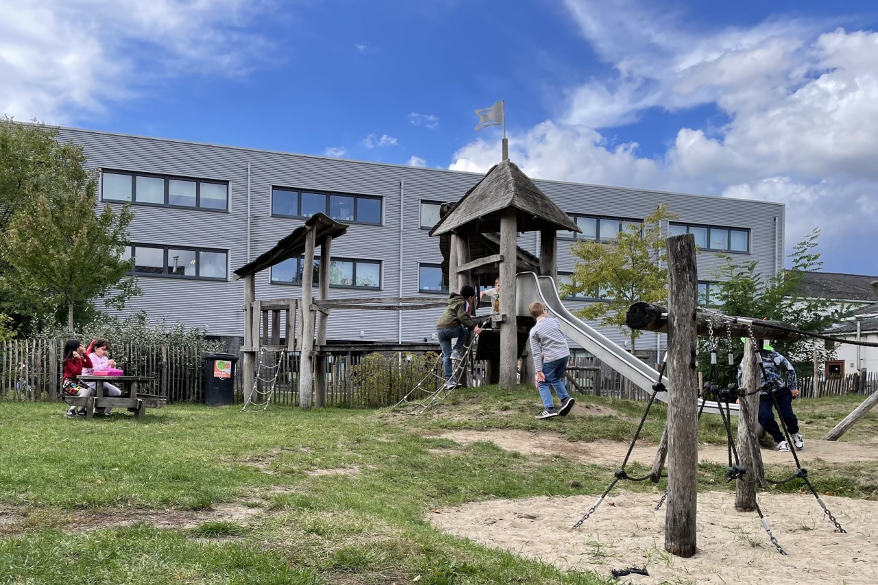 Groene speelplaats van Kiempunt campus Buggenhout