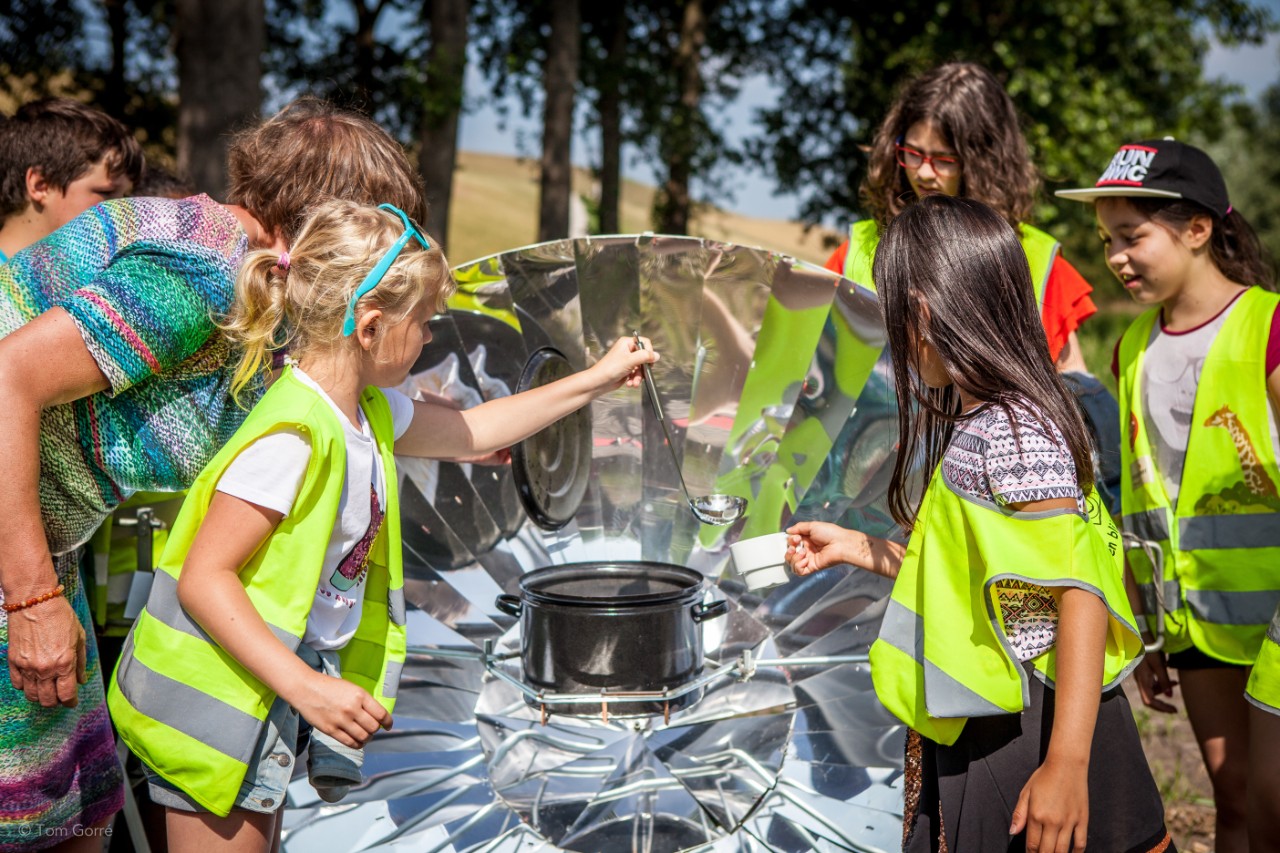 kinderen doen een doe-opdracht bij fabriek energiek