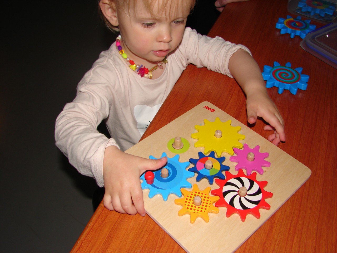 peuter speelt met tandwielen bordspel