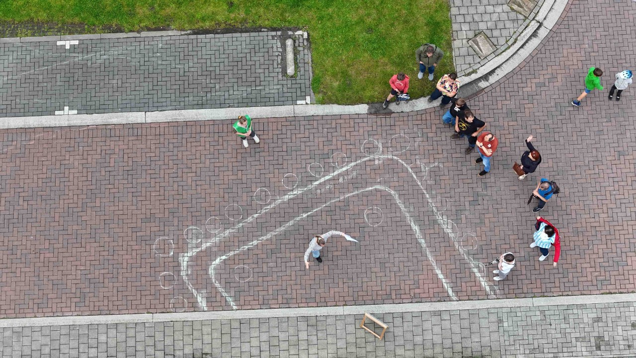 Drone beeld krijt op straat en leerlingen