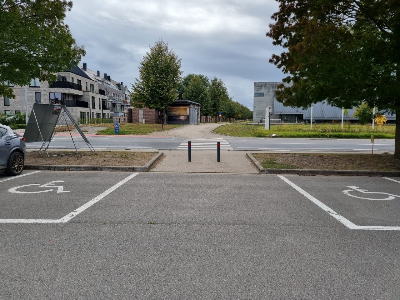 Parkeerplaats tegenover het erfgoedcentrum