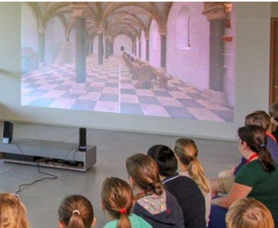 Kinderen bekijken de virtuele wandeling
