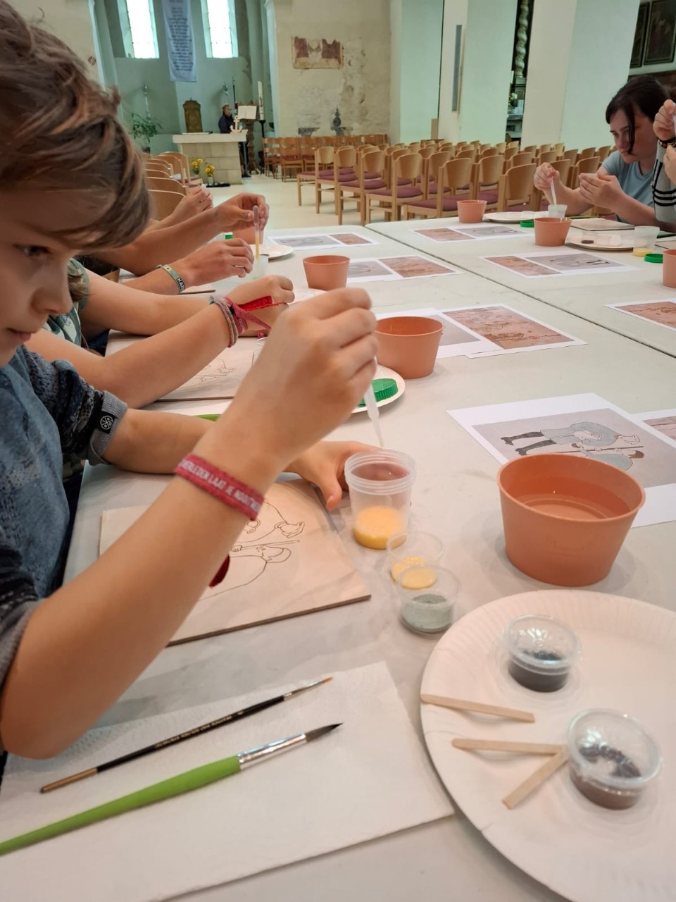 kinderen knutselen tijdens open monumentendag in ename