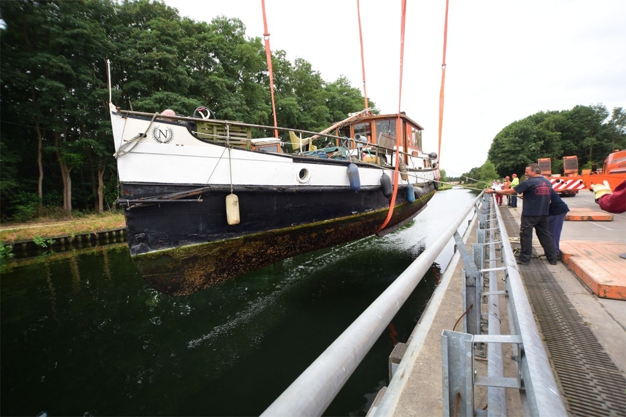 jacht Napoleon terwijl het uit water gehesen wordt
