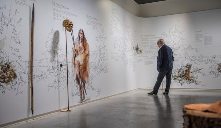 Bezoeker bekijkt de tentoonstelling