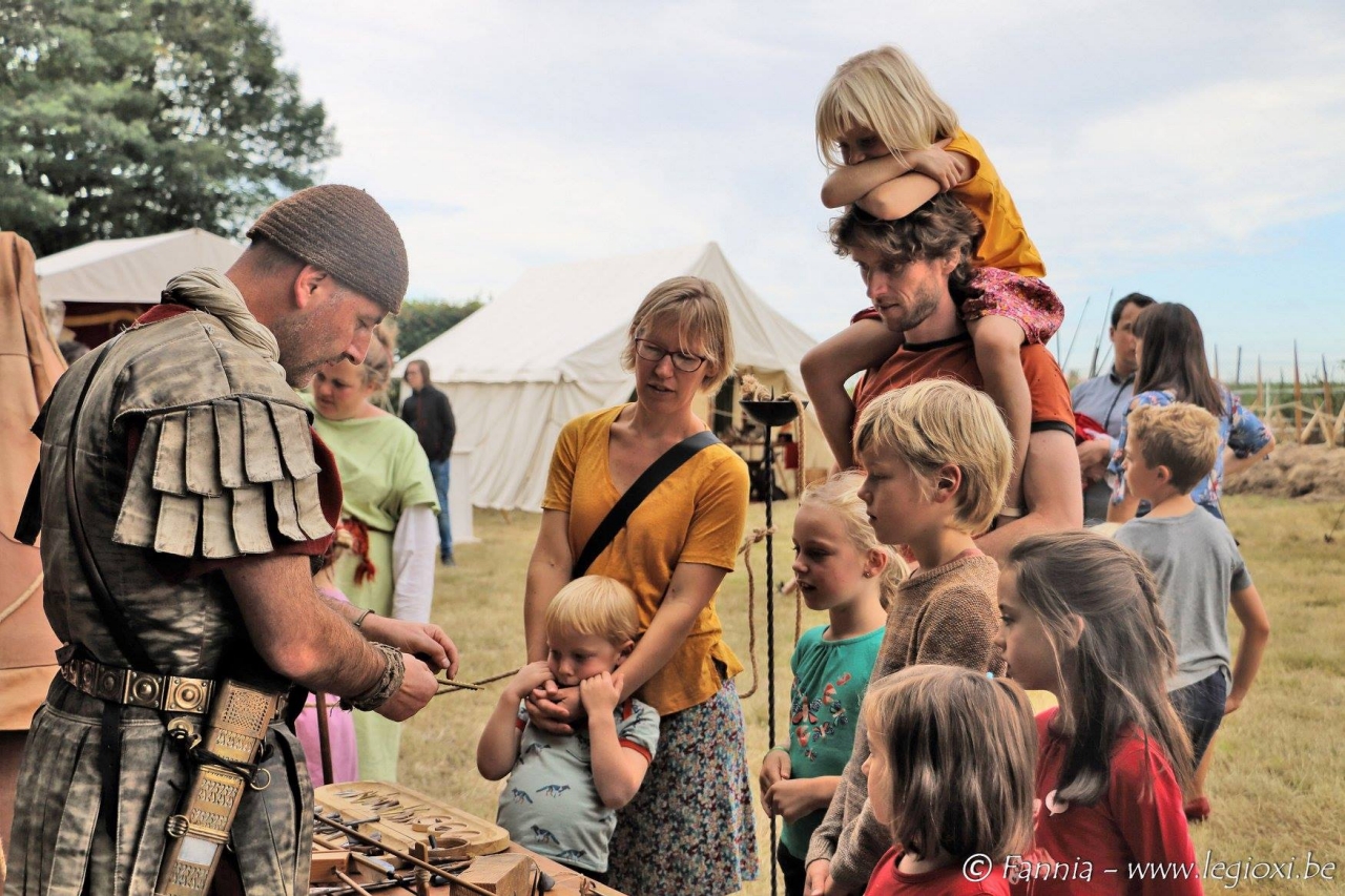 Romeinse re-enactor toont materiaal aan gezin