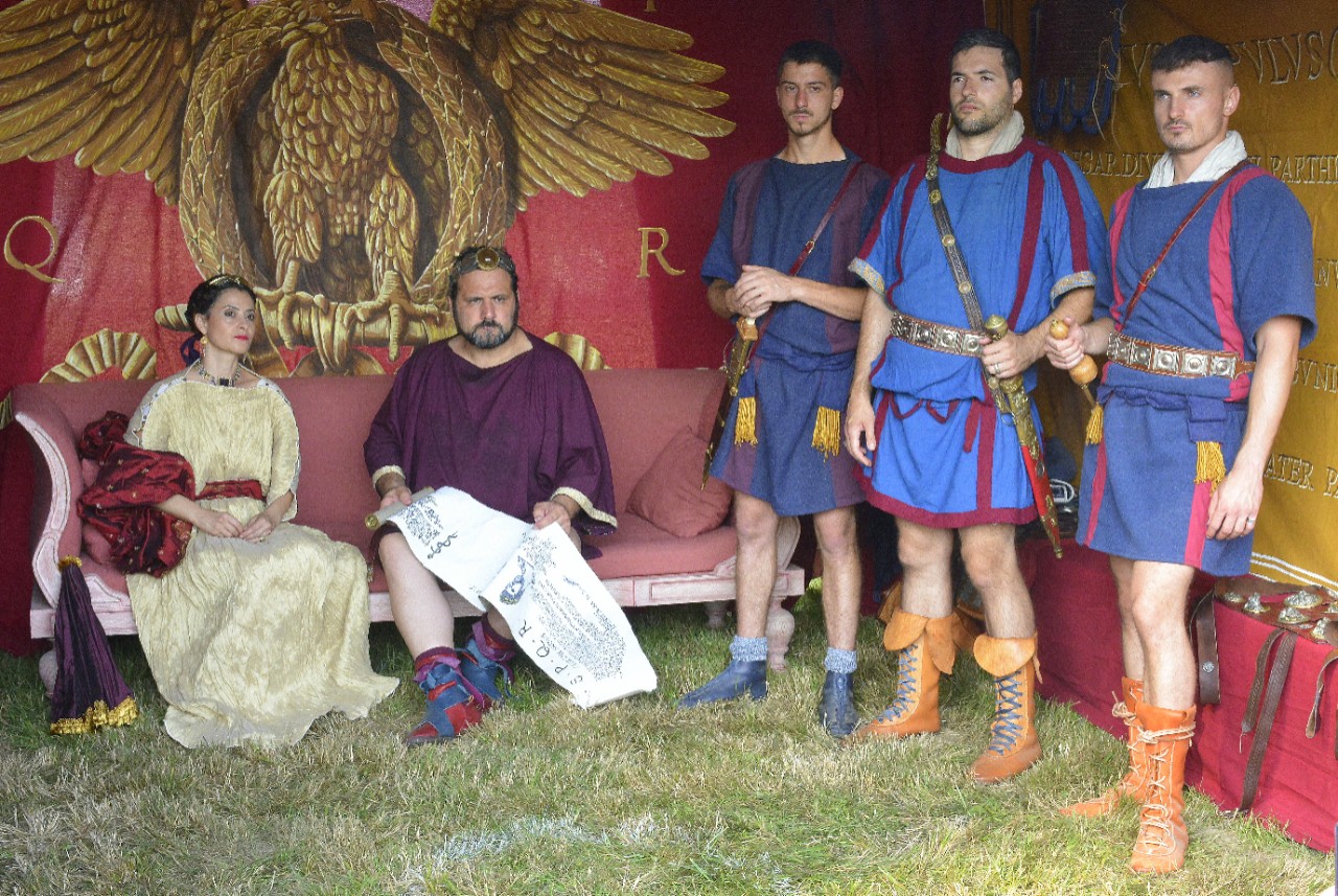 caesar met echtgenote en soldaten
