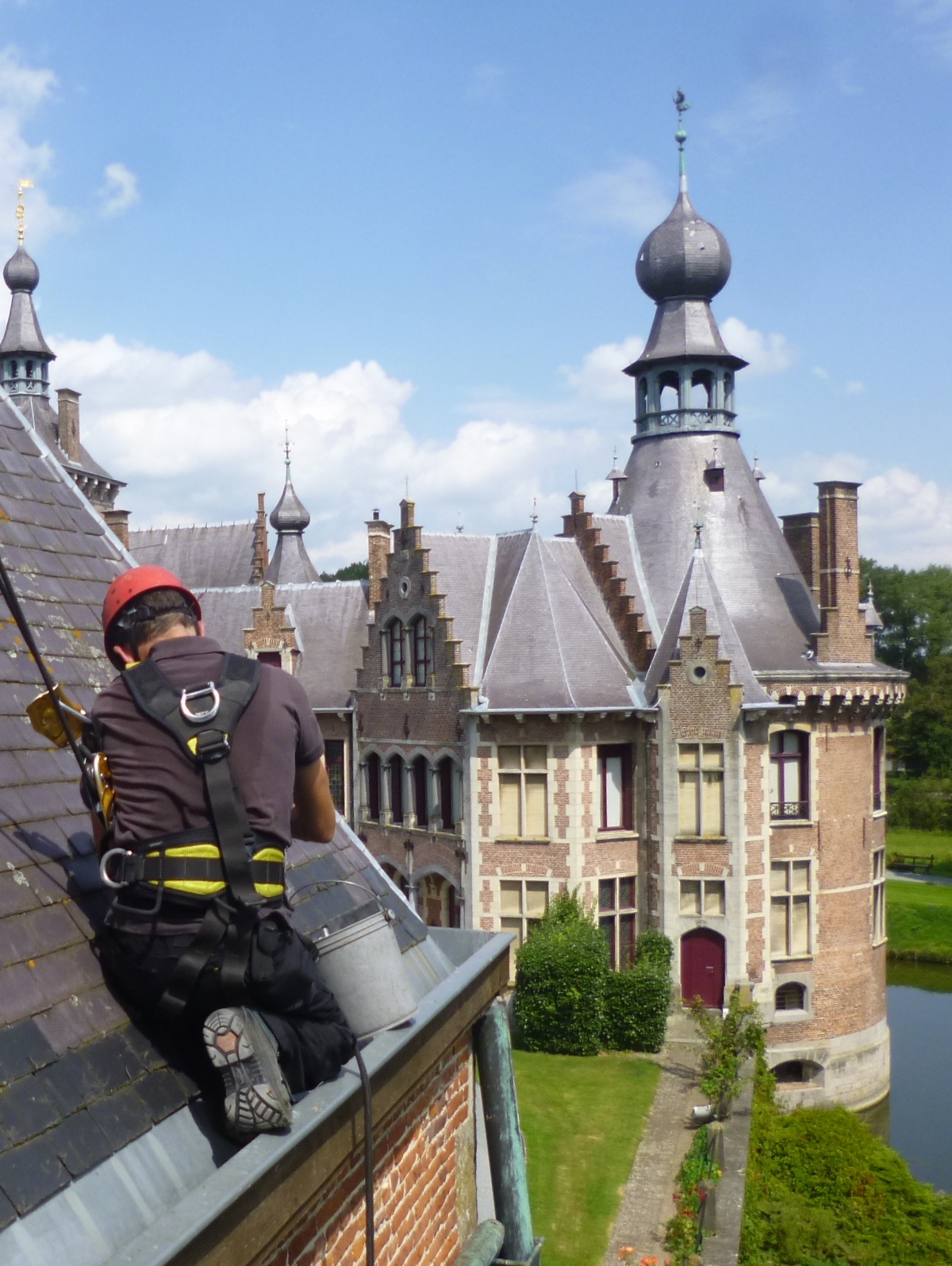 Onderhoud aan het dak van een kasteel