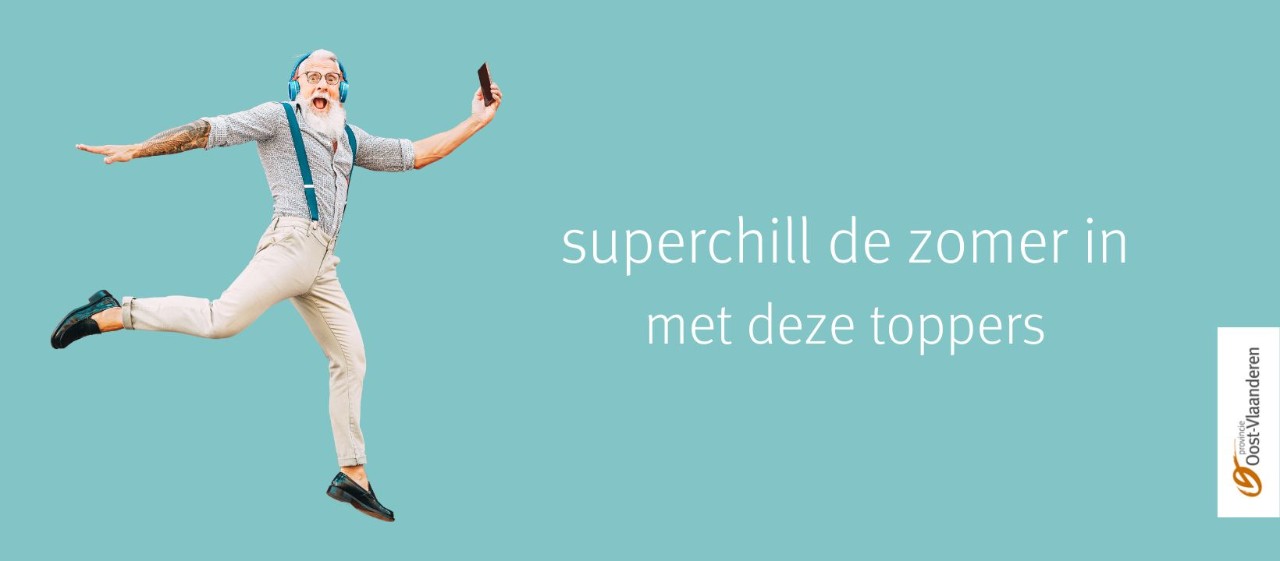 Campagnebeeld man die springt met tekst superchill de zomer in met deze toppers