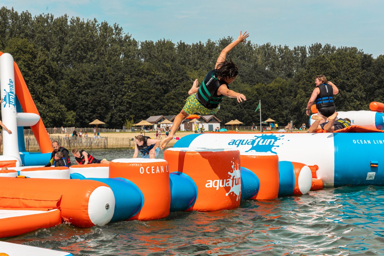 kinderen springen op het aquapark in nieuwdonk
