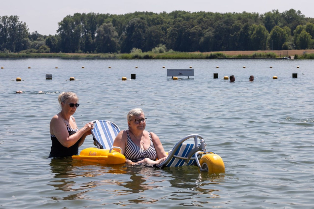 bezoeker Myriam kan opnieuw een duik nemen in de zwemvijver dankzij de waterwheels in domein Nieuwdonk