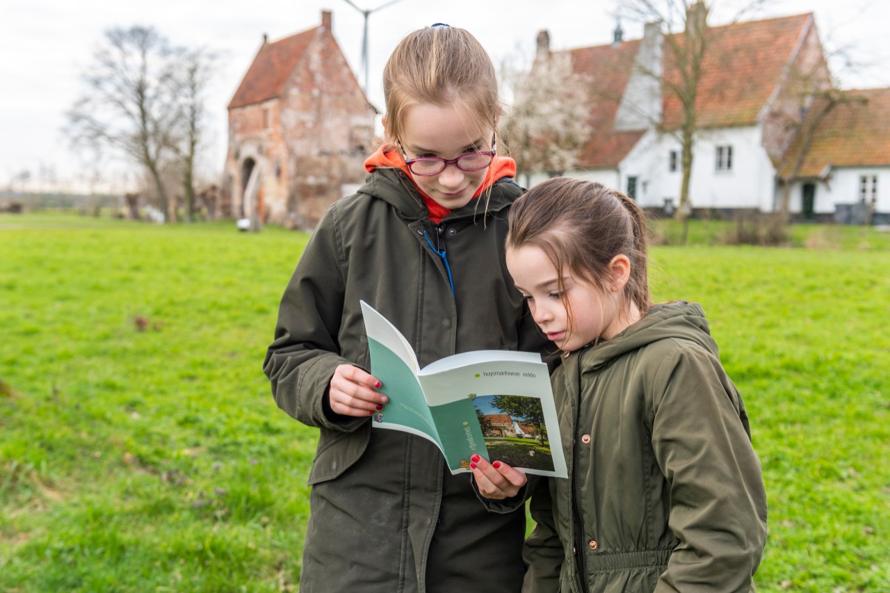 meisjes houden erfgoedsprokkel vast