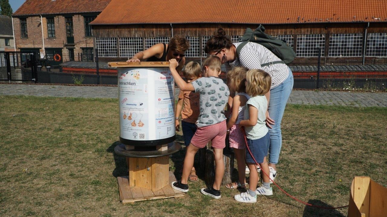 kinderen zoeken een schat op scheepswerven Baasrode