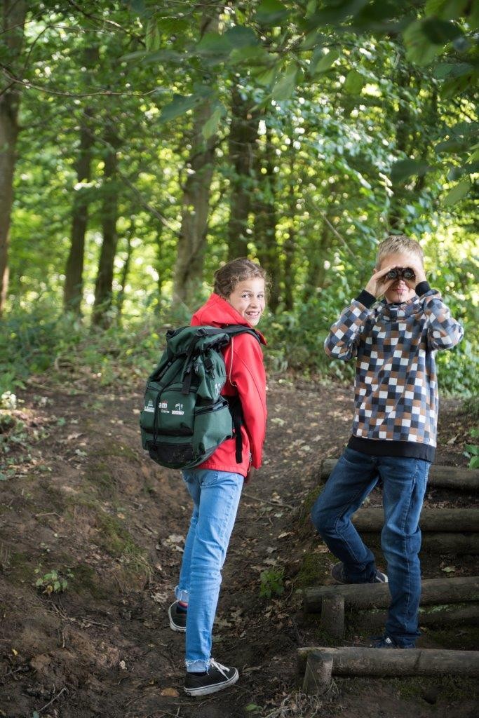 kinderen in het bos