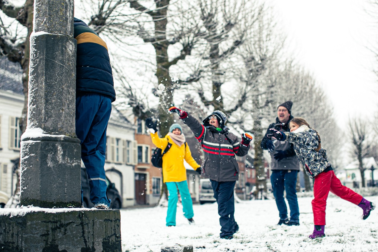 Spelende kinderen in de sneeuw