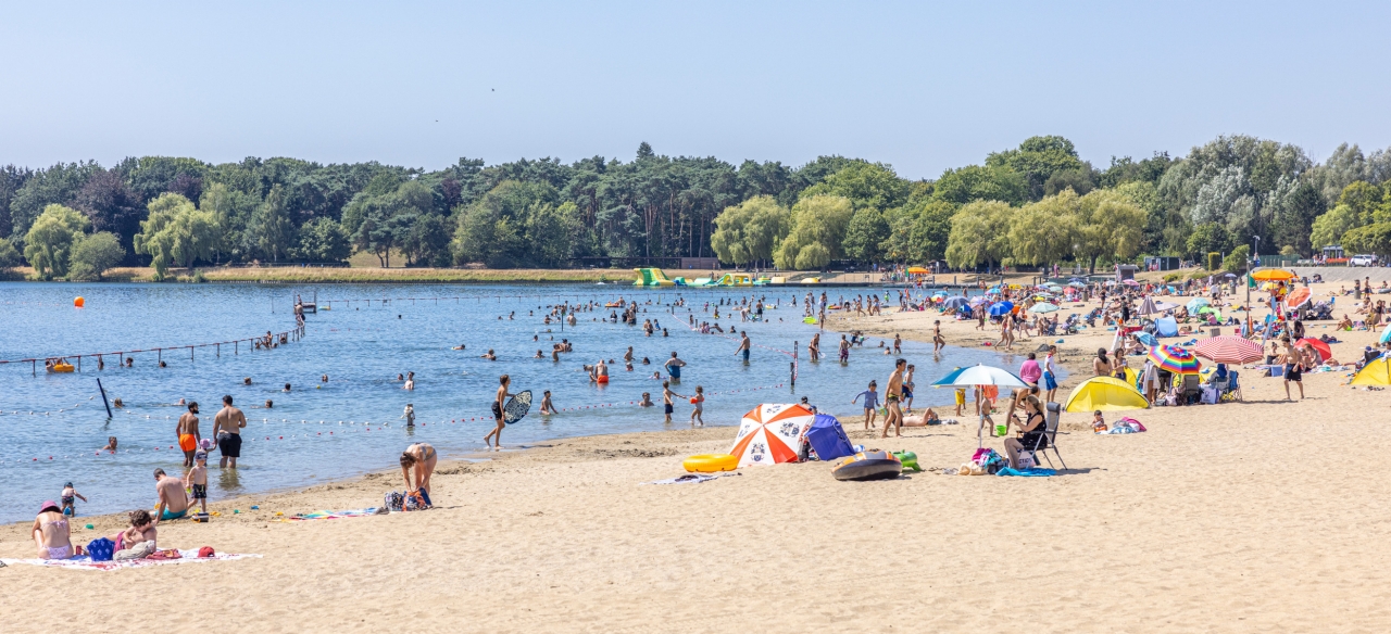 Mensen op het strand van de ster
