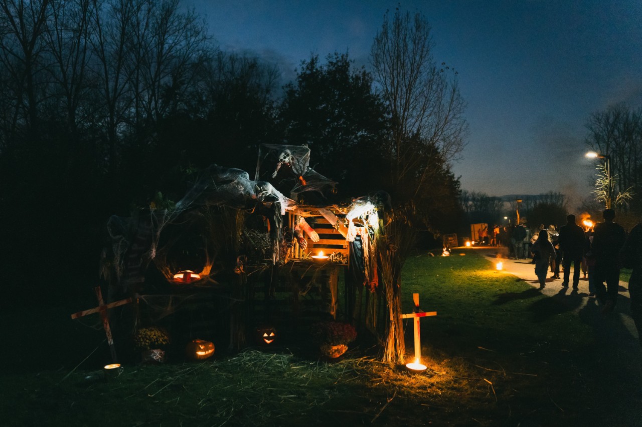 Foto van Halloween versiering langs wandelpad