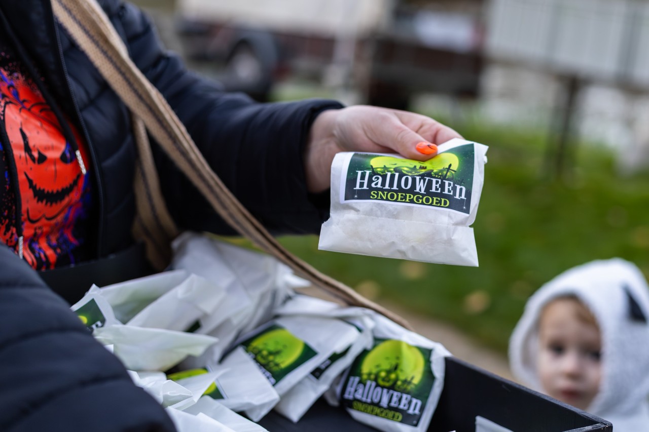 Foto van zakjes met snoepgoed op halloween  