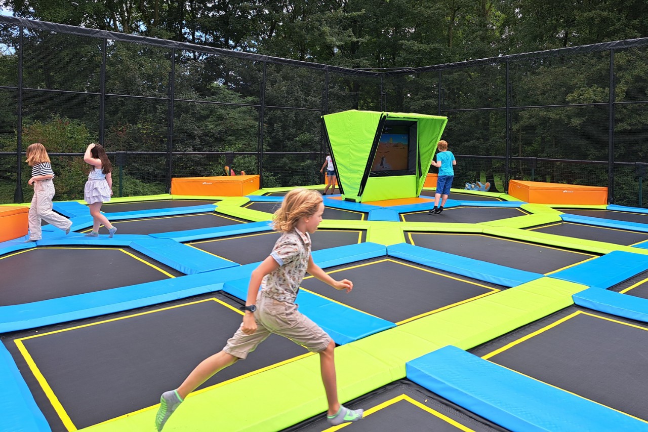 springen op het trampolinepark in de gavers