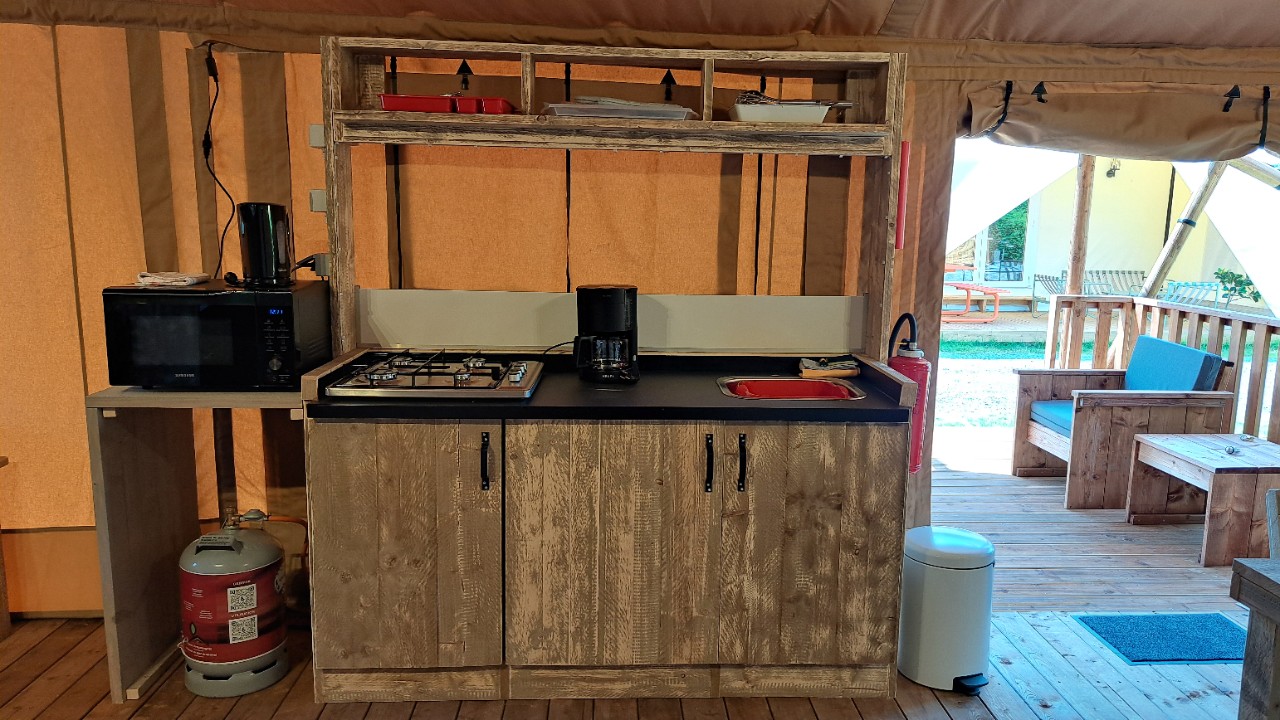 safaritent camping de gavers keuken