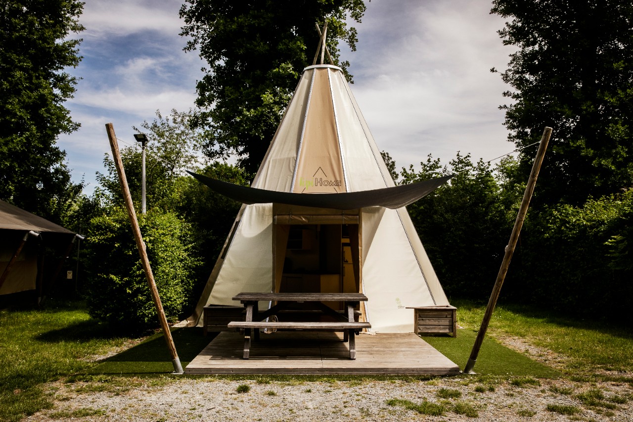 Tipi voor 4 of 5 personen met terras in camping De Gavers in Geraardsbergen