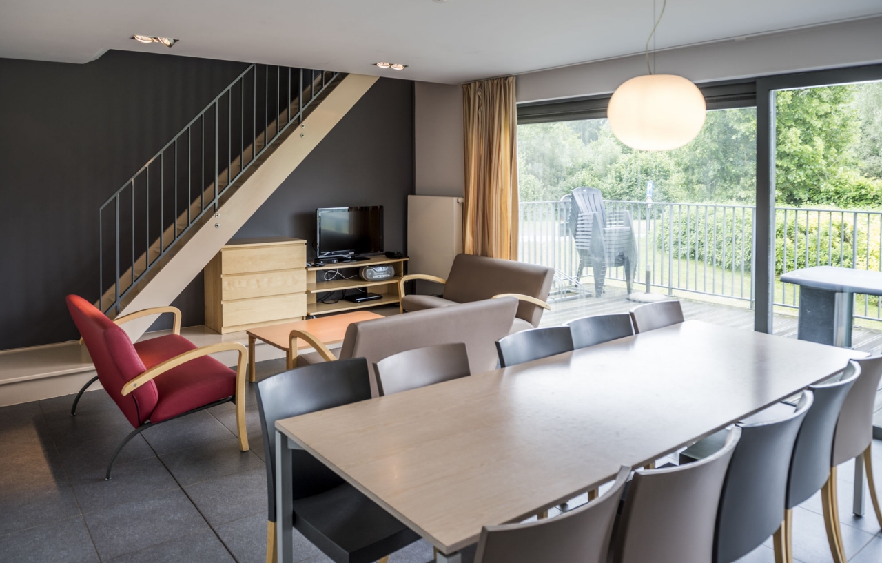 vakantiewoning 8 personen eetruimte en zitruimte
