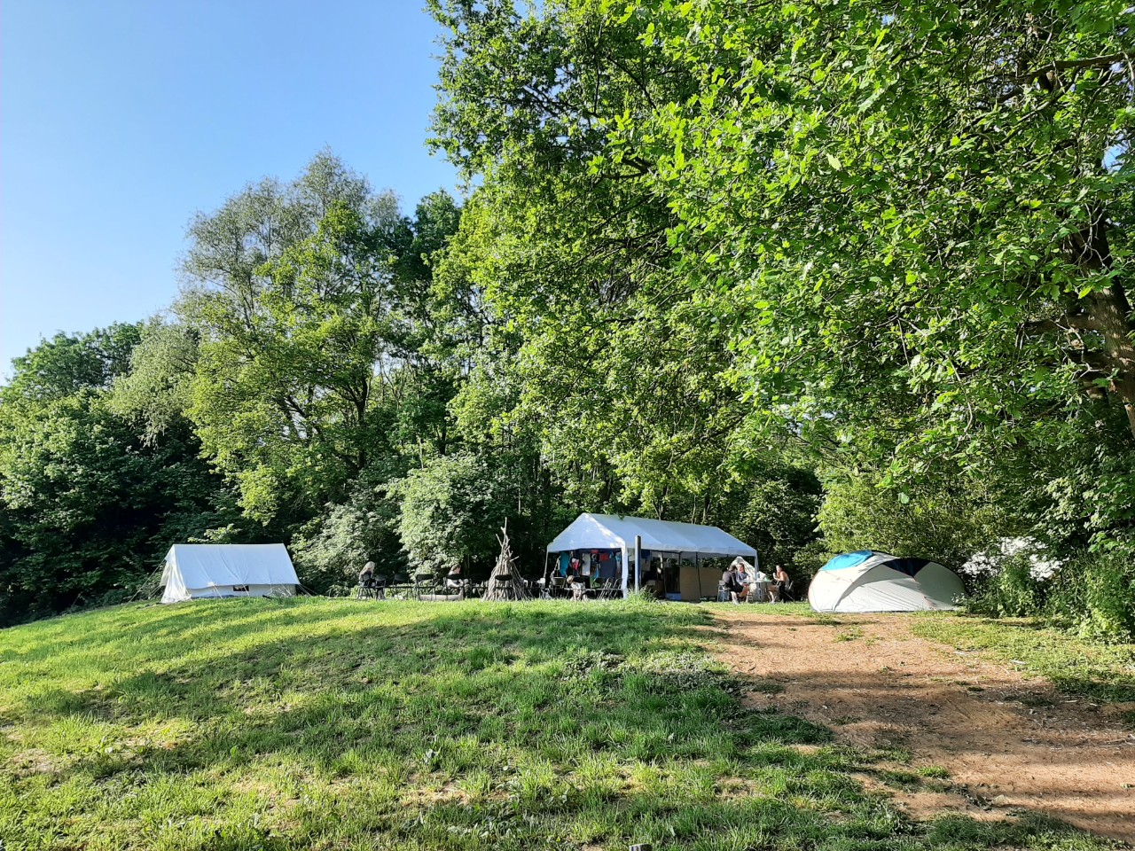 tenten op een berg bij de kampplaats voor groepen