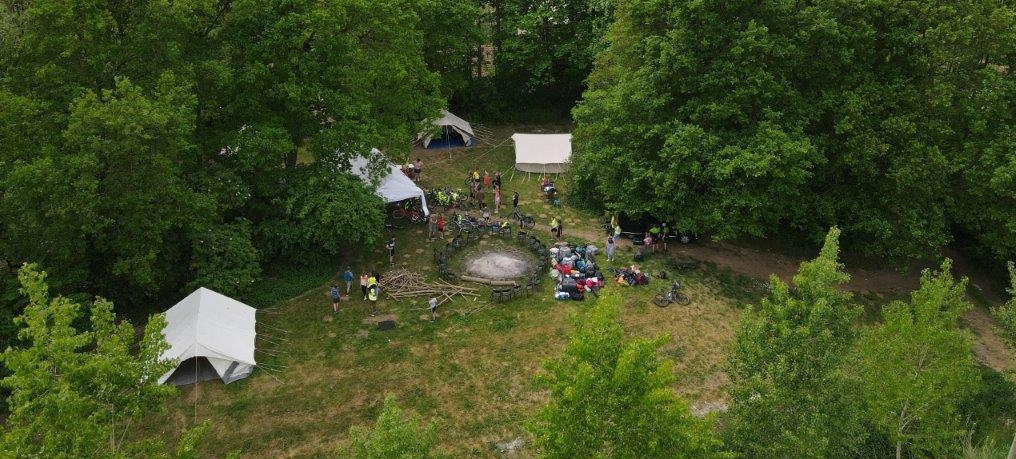 luchtfoto van het  kampvuur en de tenten bij de kampplaats voor groepen