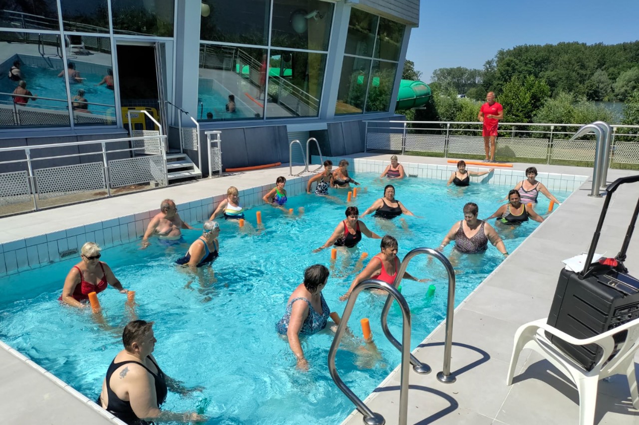 groep volgt aquagym in de gavers
