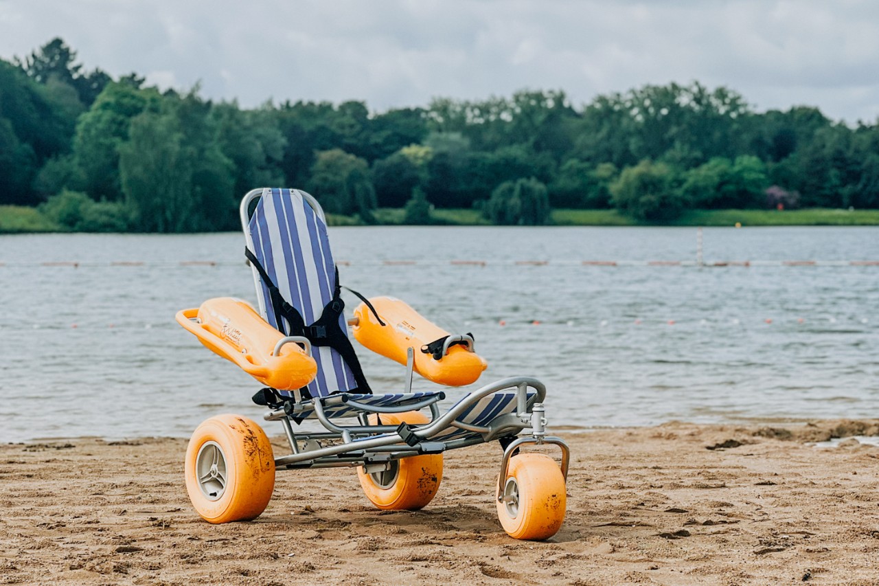 een waterwheel op het strand van De Ster