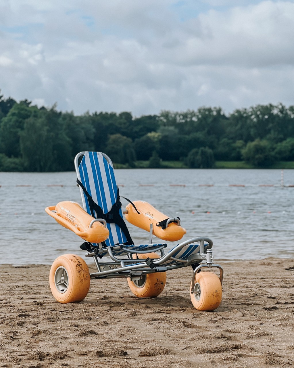 foto van waterwheels op het strand